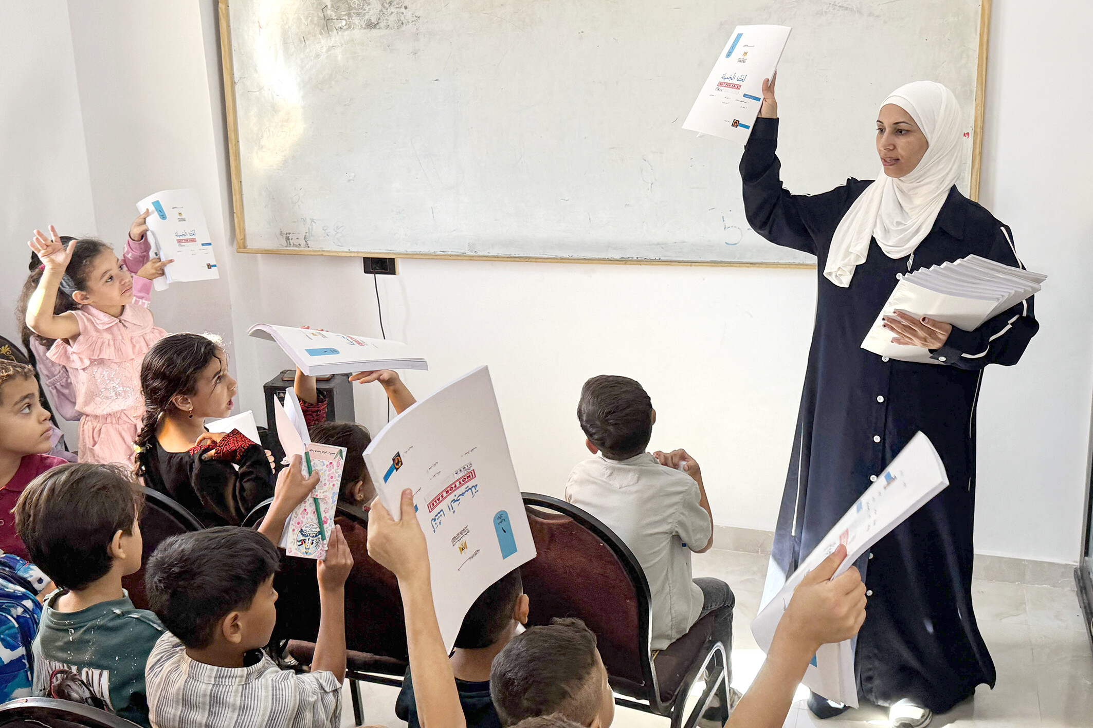 معلمة غزاوية تؤسس مدرسة لأطفال هجرتهم الحرب