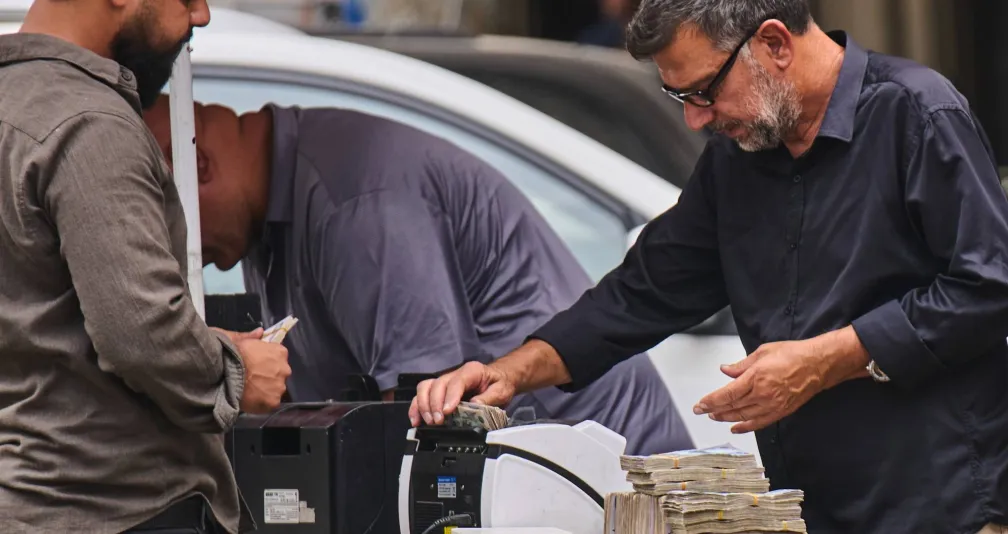 العراق يخفّض الدينار... والمواطن يتحمل تكلفة الضغوط المالية