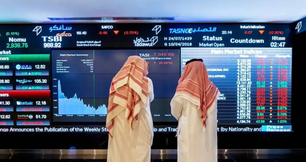 السوق السعودية تتراجع بعد الهجوم على مطار الرياض وسط حذر خليجي