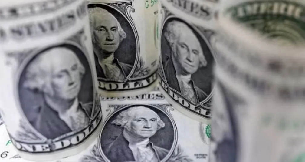 الدولار يتراجع مع هبوط النفط واستقرار عوائد السندات الأميركية